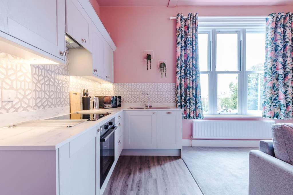 Pink Palace - Central Apartment Chester Exterior photo