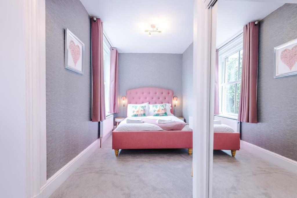 Pink Palace - Central Apartment Chester Exterior photo
